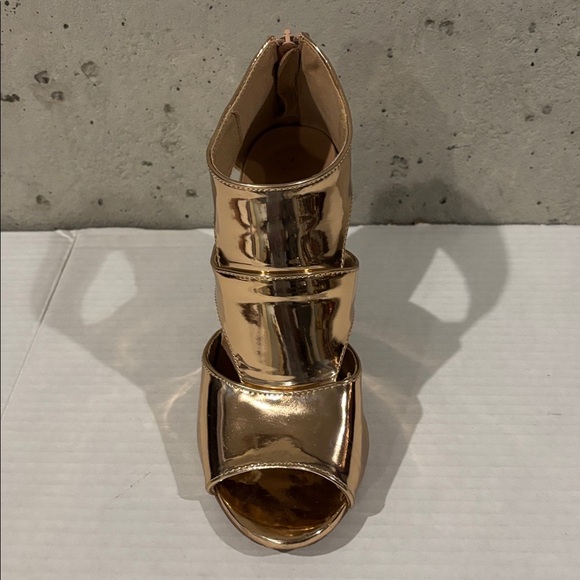 Yoki Metallic Gold Peep-Toe Sandals - Size 6 - Picture 4 of 9